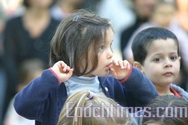 Музыка детей завораживает. Фото:Чжан Юэ.Epochtimes.com